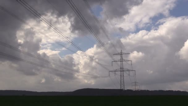 Strommast gegen den Himmel — Stockvideo