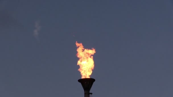 Aceite antorcha ardiente contra el cielo puesta del sol — Vídeo de stock