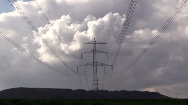 Villamos energia pilon ellen az égen — Stock videók