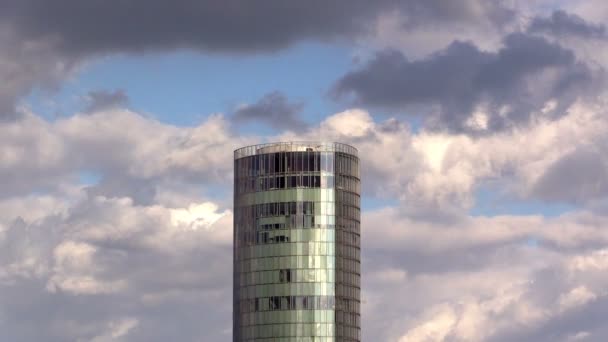 Wolkenkratzer gegen bewölkten Himmel in Köln — Stockvideo