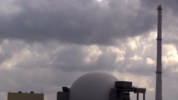 Jaderný reaktor kopuli proti obloze — Stock video
