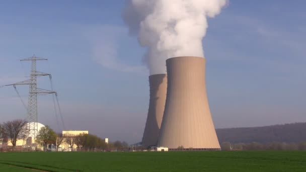 Estación nuclear contra el cielo azul — Vídeo de stock