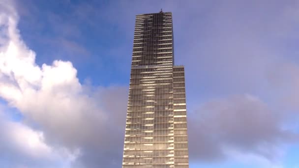 Felhőkarcoló felhős ég ellen — Stock videók