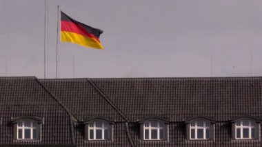 Bir binanın çatısında Alman bayrağı