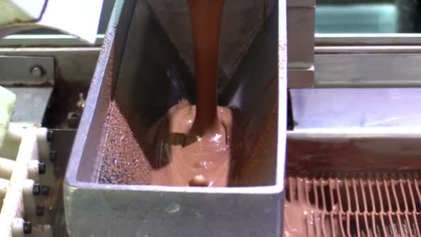 Versare il cioccolato nella fabbrica di cioccolato — Video Stock