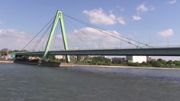 Köln, Almanya Nehri üzerinde köprü araç trafik — Stok video