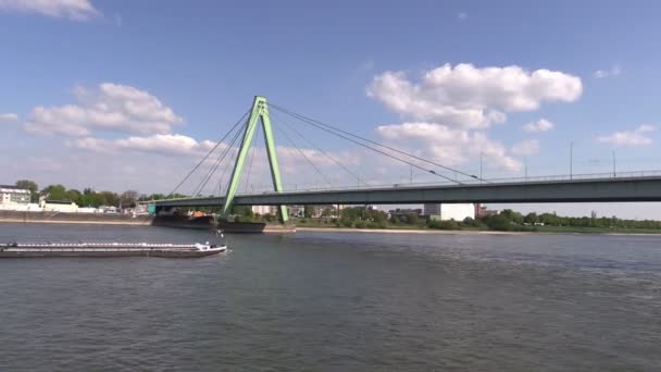 Tráfico de vehículos en el puente sobre el río en Colonia, Alemania — Vídeo de stock