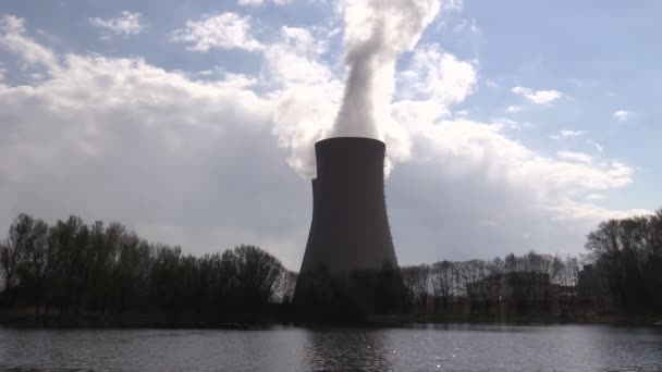 Rybník proti jaderné elektrárně v Německu — Stock video