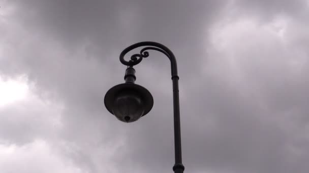 Lanterna contra um edifício e nuvens flutuantes — Vídeo de Stock
