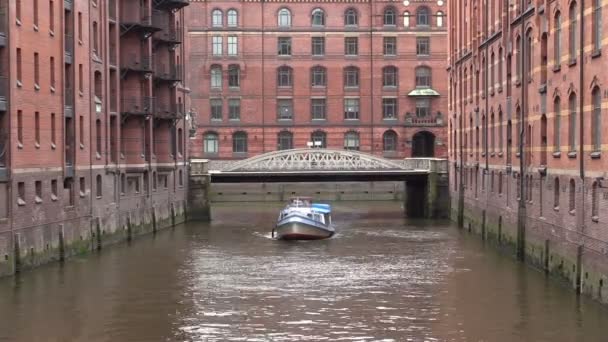 Schiffe auf dem Kanal in Hamburg — Stockvideo