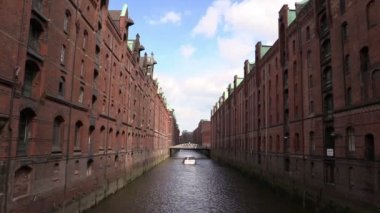 Hamburg kanalda gemilerde