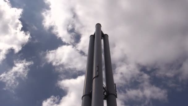 Трубы завода в Гамбурге против неба — стоковое видео