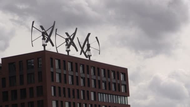 Ветряные турбины на крыше здания — стоковое видео