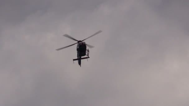 Helicóptero en el cielo — Vídeo de stock