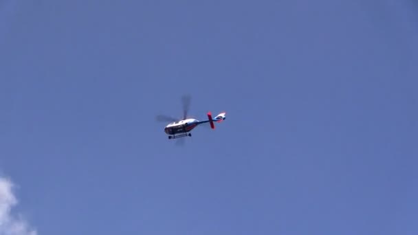 Helikopter w niebo — Wideo stockowe