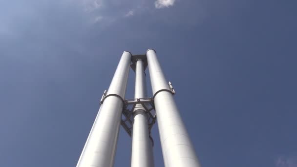 Rohre von Fabrik in Hamburg gegen den Himmel — Stockvideo
