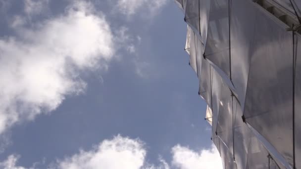 Edifício de escritórios contra o céu em Hamburgo — Vídeo de Stock
