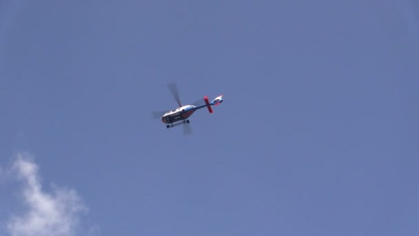 Helikopter in de lucht — Stockvideo