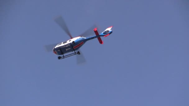 Vrtulník na obloze — Stock video