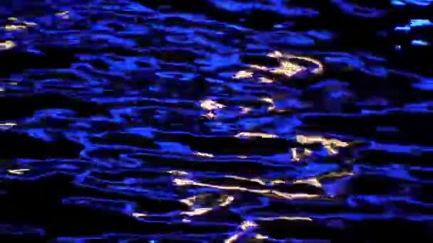 Eau la nuit éclairée par une lampe électrique 