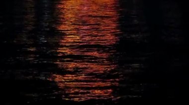 Gece elektrik lambası tarafından aydınlatılan su