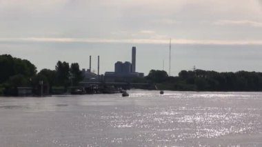 Hamburg'da Elbe nehrinde tekne yüzen