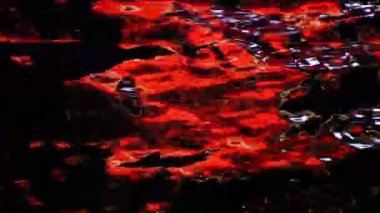 Gece elektrik lambası tarafından aydınlatılan su