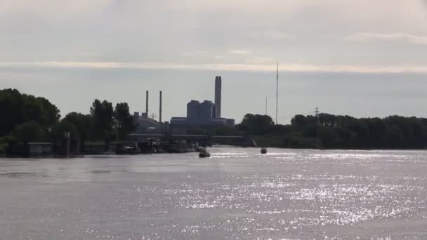 Lebegő hajók a Hamburg az Elba folyó — Stock videók