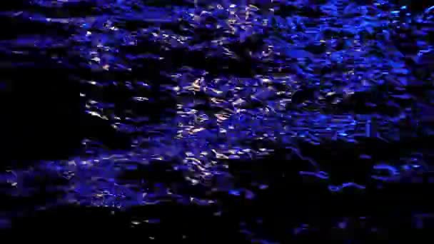 Eau la nuit éclairée par une lampe électrique — Video