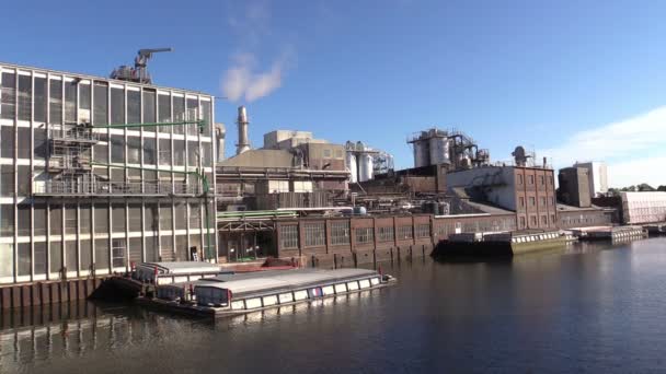 Fábrica y ruido de la fábrica contra el cielo a la luz del sol en Hamburgo — Vídeos de Stock