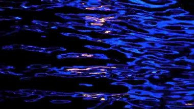 Gece elektrik lambası tarafından aydınlatılan su