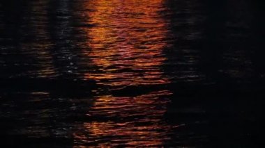 Gece elektrik lambası tarafından aydınlatılan su