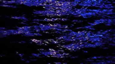 Gece elektrik lambası tarafından aydınlatılan su