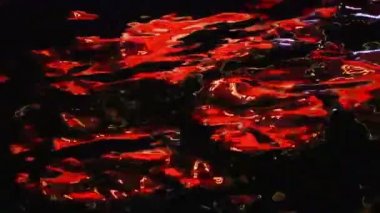 Gece elektrik lambası tarafından aydınlatılan su