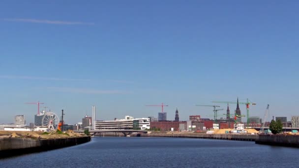 Fluss gegen die Stadt Hamburg — Stockvideo