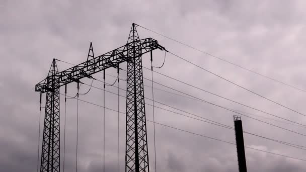 Electricidad Pilón contra el cielo — Vídeo de stock