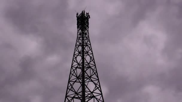 Eletricidade Pylon contra o céu — Vídeo de Stock