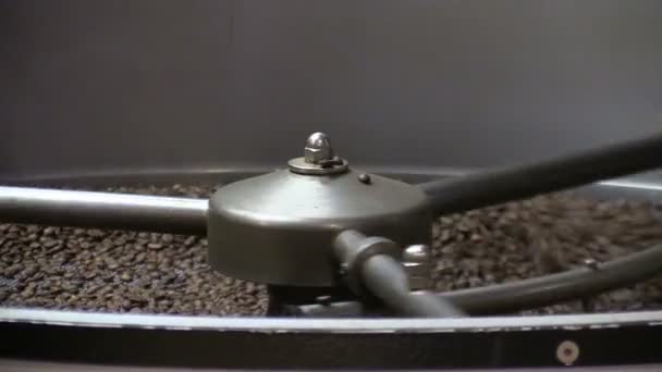 Roasted coffee beans in coffee roaster — Stock Video