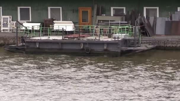 Hamburg'da Elbe nehrinde dock — Stok video