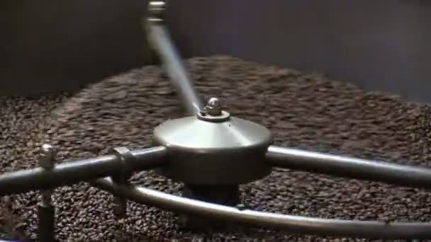 Gebrande koffiebonen in koffie brander — Stockvideo