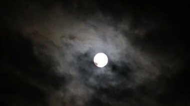 Ay üzerinde siyah gece gökyüzü ve bulutlar kayan