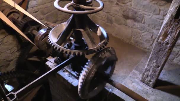 Eski ahşap watermill dönen dişli — Stok video