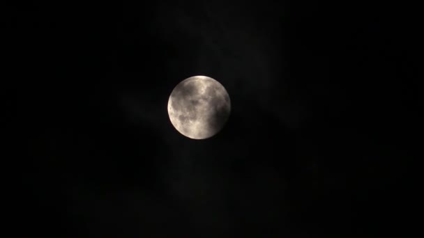 Luna en cielo negro nocturno y nubes flotantes — Vídeos de Stock