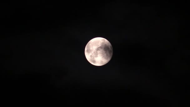 Luna en cielo negro nocturno y nubes flotantes — Vídeos de Stock