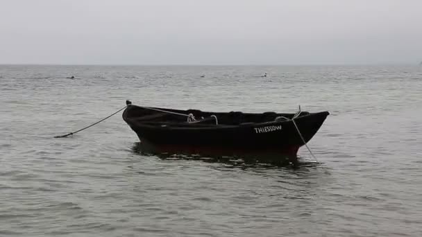 Boot afgemeerd aan de kust — Stockvideo