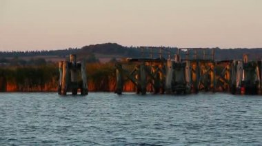 Eski ahşap sütun üzerine deniz