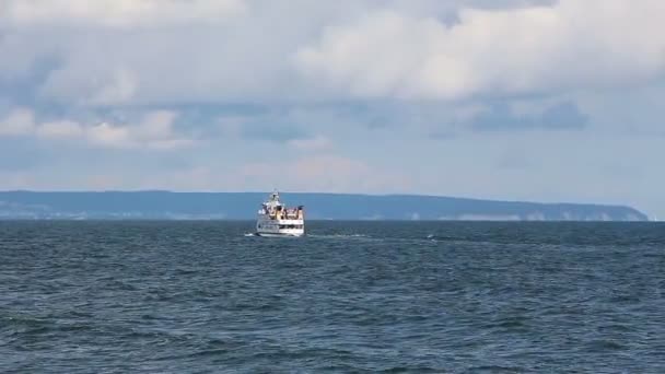 O navio flutuando no mar — Vídeo de Stock