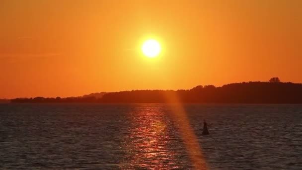 Puesta de sol sobre el mar — Vídeos de Stock