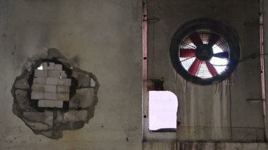 terk edilmiş fabrika duvar eski fan