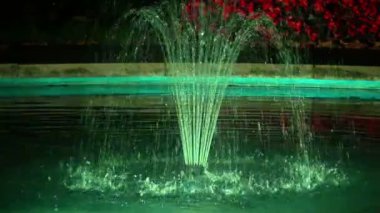 Gece vakti aydınlatılmış çeşme.